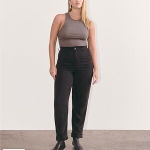 Everlane slouchy buttersoft chinos in black, size 00, new with tags.